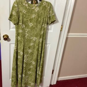 Jennifer James ladies fully lined dress; size 6